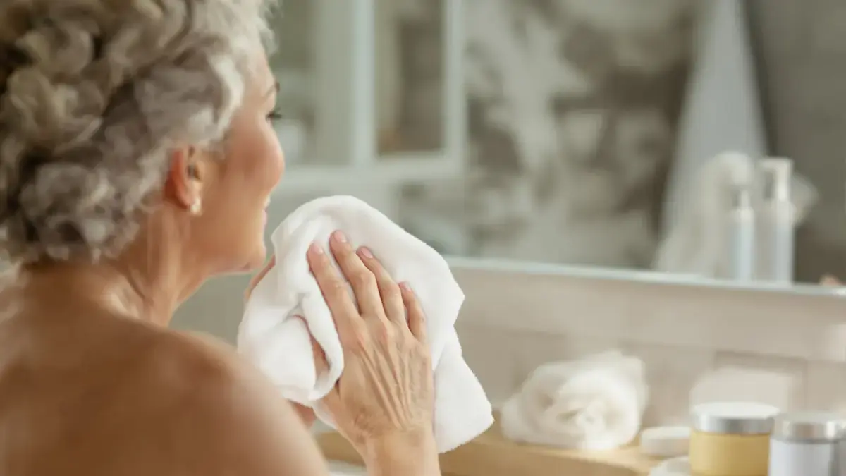 Odborníci jsou zajedno: nesprávné osoušení pokožky po 65 letech může zhoršit podráždění a způsobit nepříjemné komplikace