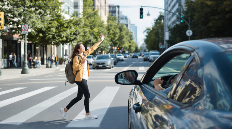 Byli jste oklamáni: děkování autům při přecházení ulice není projevem slušnosti — povzbuzuje to k nebezpečnému chování.