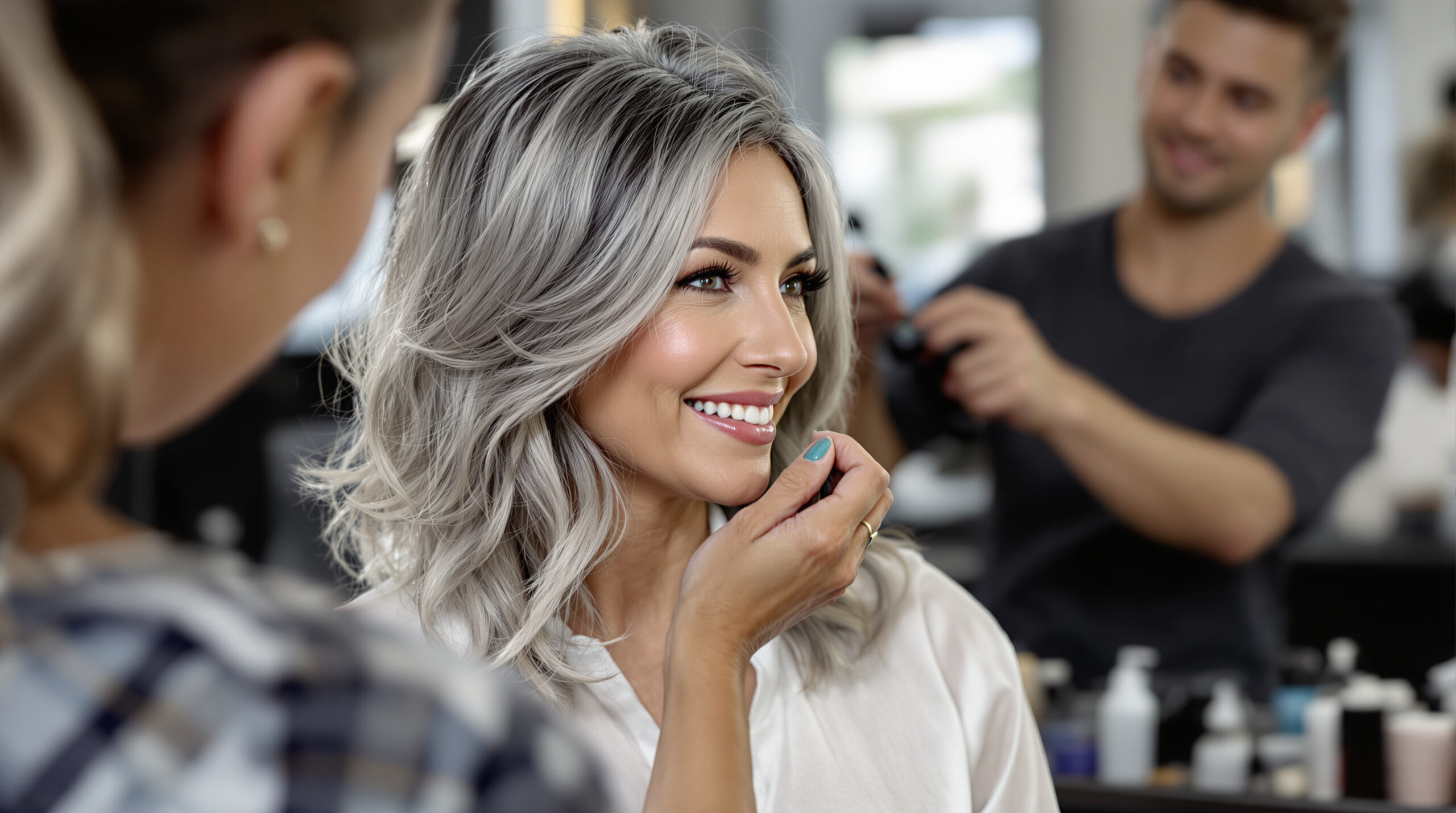 Konec viditelným odrostům: tato kadeřnická technika zvýrazní šedivé vlasy a odhalí elegantní a upravený styl.