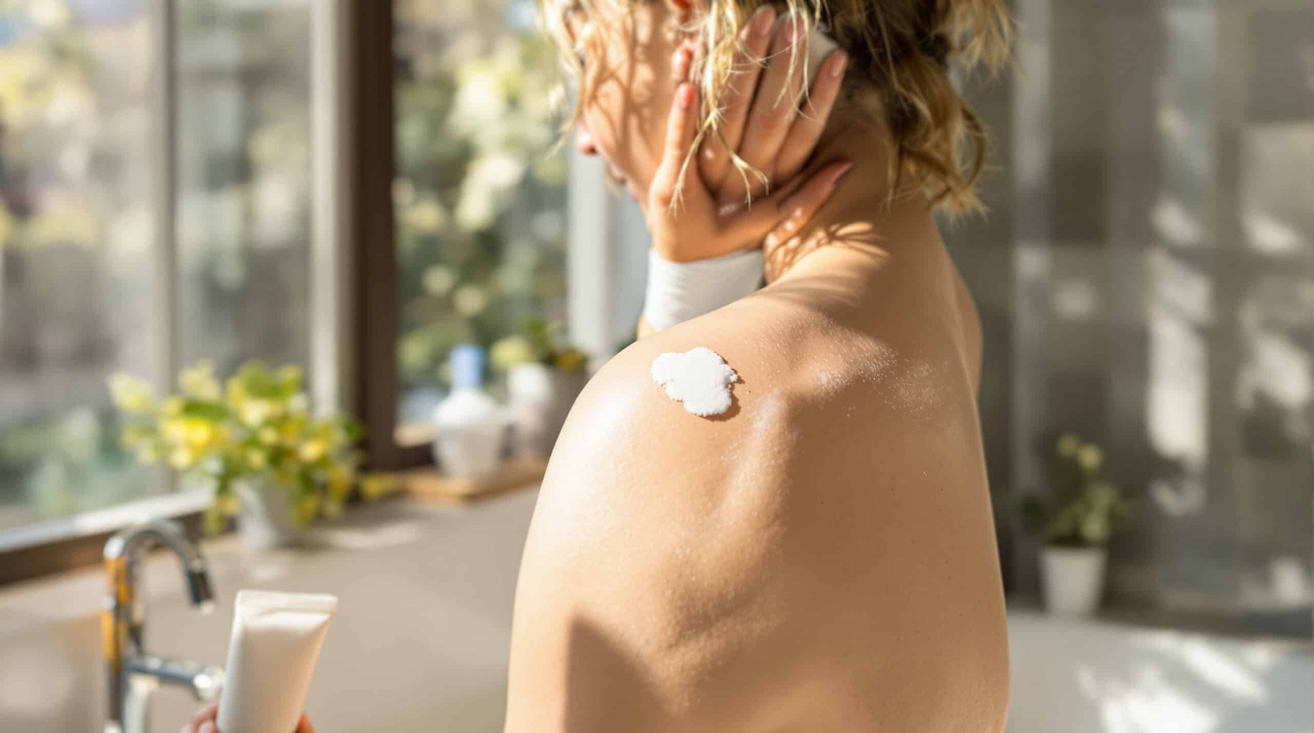 Nanášíte opalovací krém stejně jako většina Čechů? Zde je důvod, proč vám tento způsob může škodit.